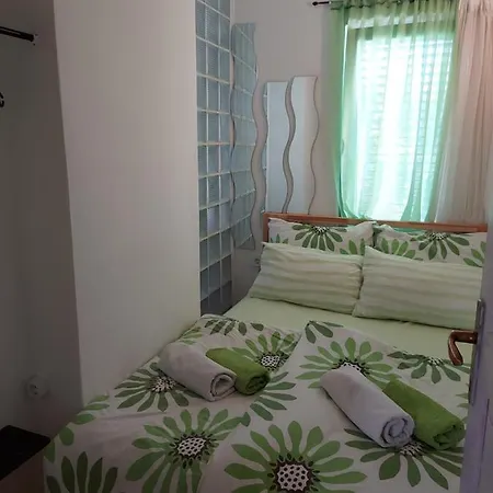 Garden Apartment *